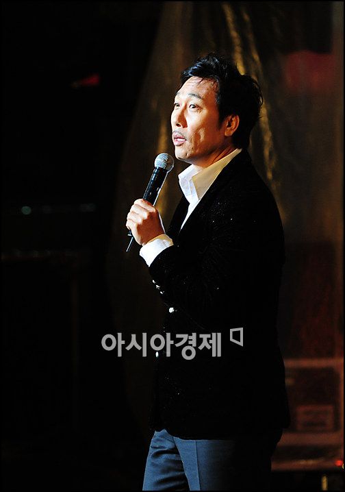 [포토]이문세 '독도 위해서라면 비와도 우산쯤은'