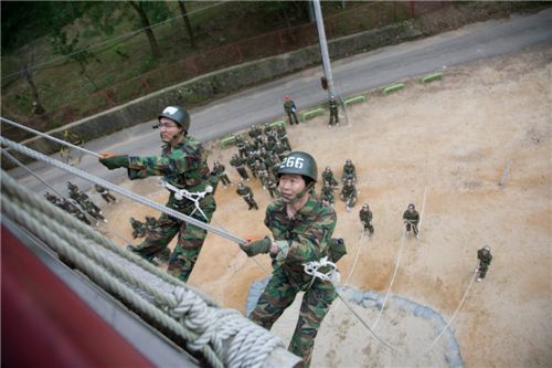 현대오일뱅크 팀장급 이상 간부들이 2일 경기도 김포 해병 2사단에 입소해 일일 해병 체험 훈련을 받았다.