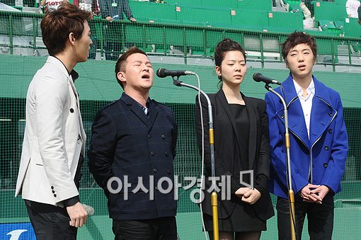 [포토]애국가 부르는 '슈퍼스타K 2' 톱 4인