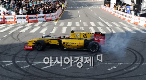 [포토]F1머신의 멋진 퍼포먼스!