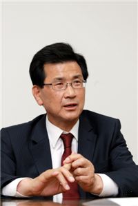 지역의 파워블로거들과 첫 만남을 가진 이시종 충북도지사.
