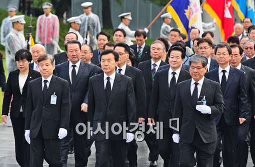 [포토] 호국 영령위로 하는 민주당 신임지도부