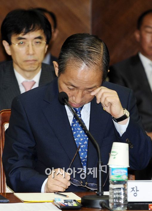 [포토]시작전부터 피곤한 국방장관?