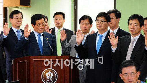 [포토] 선서하는 윤증현 장관