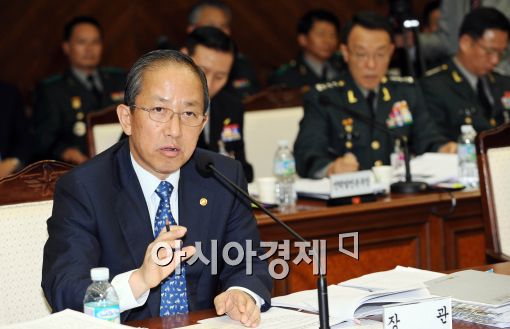 [포토]질의에 답변하는 김태영 국방장관