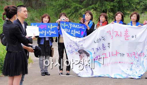 [포토]'지훈씨 잘다녀오세요'