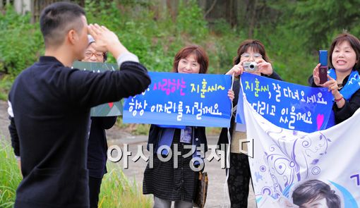 [포토]김지훈, 팬들에게 마지막 경례