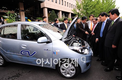 [포토] 전기차 둘려보는 지경위 위원들