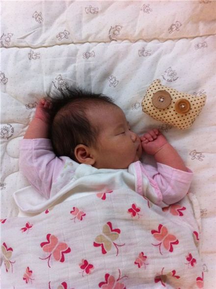 YG CEO reveals picture of baby daughter with new toy