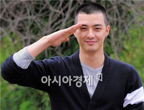 Actor Kim Ji-hoon salutes fans ahead of entering the Nonsan military training camp in the South Chungcheong Province of South Korea on October 4, 2010. [Han Youn-jong/Asia Economic Daily]