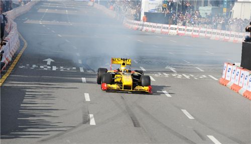 서울 시청옆 도로를 질주하는 'F1'. 구경하는 시민들의 환호와 탄성을 자아냈다
