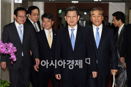 [포토]국무회의장으로 향하는 김황식 총리