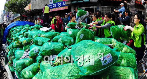 [포토] '배추사려 4시간째 기다렸습니다'
