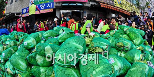 [포토] '배추사려 4시간째 기다렸습니다'