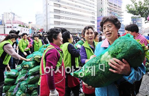 [포토] 불티나는 서울시 배추