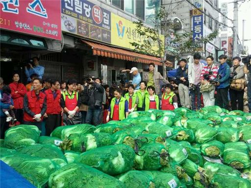▲'金추'라고 불릴 정도로 치솟았던 배추 가격이 하락세를 보이고 있다. 사진은 지난 5일 서울시가 신림동 신원시장에 30% 저렴하게 공급한 배추를 판매하는 모습이다.