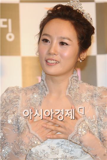 Singer Lee Soo-young speaks to reporters at a press conference held ahead of her wedding at wedding house Villa de Bailey in Seoul, South Korea on October 5, 2010. [Lee Ki-bum/Asia Economic Daily]