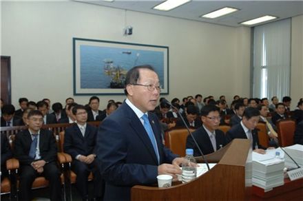 5일 국회 지식경제위원회 중소기업청 국정감사에서 김동선 중기청장이 여야 의원들의 질문에 답변하고 있다. 