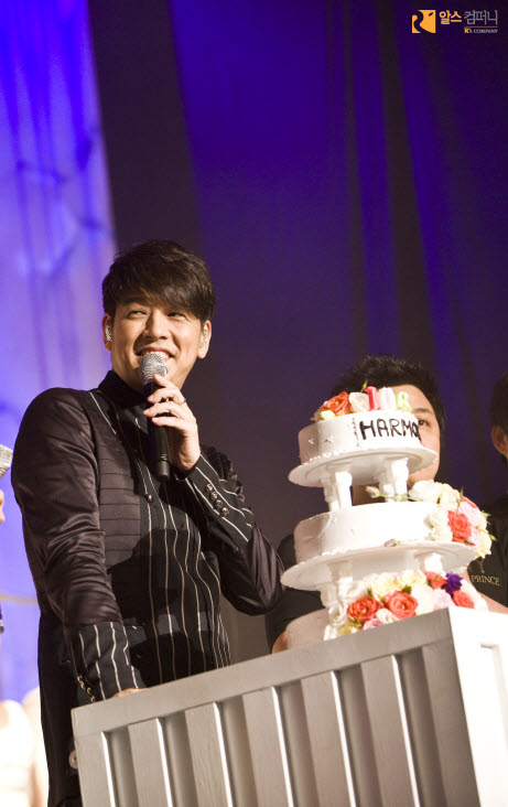 Ryu Si-won celebrates birthday with 5,000 fans 