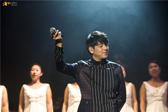 Hallyu star Ryu Si-won at his celebration singing the song "I Am Thankful For You" with fans . [R's Company] 