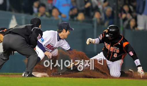 [포토]전준우 '아웃인가요?'