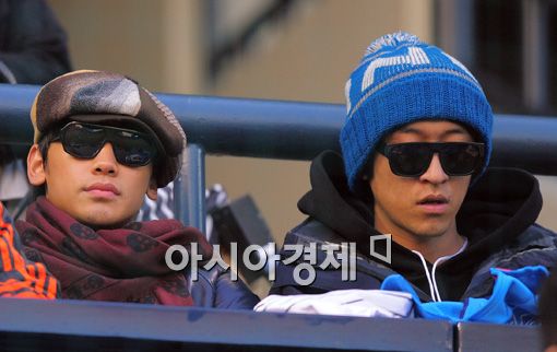 [PHOTO] Rain, Bbaek Ga watch baseball game 