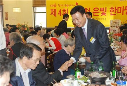 박천희 원앤원 대표(사진 오른쪽)가 청계천 은빛한마당 행사를 열고 기초생활수급자 등 노인 200여명에게 식사를 제공하며 활짝 웃고 있다.