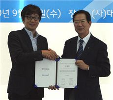  이동훈 골프존 상무(왼쪽)와 김동욱 대한골프협회 부회장이 조인식 후 악수를 하고 있다. 