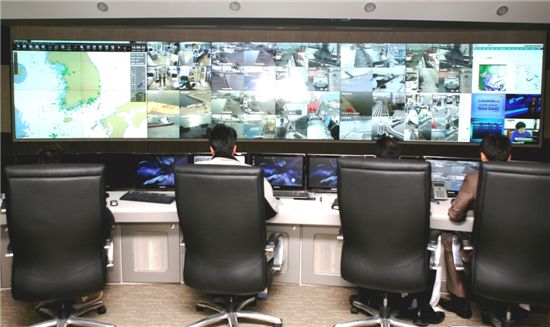 영상지도와 전국 공항, 항만의 통관현장을 볼 수 있는 스크린으로 가득찬 관세국경종합상황실. 