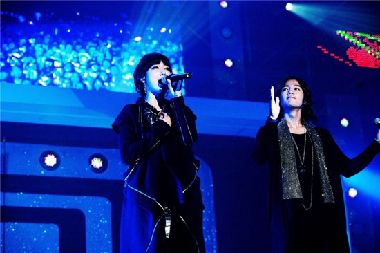 Korean actors Park Shin-hye and Jang Keun-suk perform during the promotional event for "Minamishineyo" in Taiwan. [Man Insight]