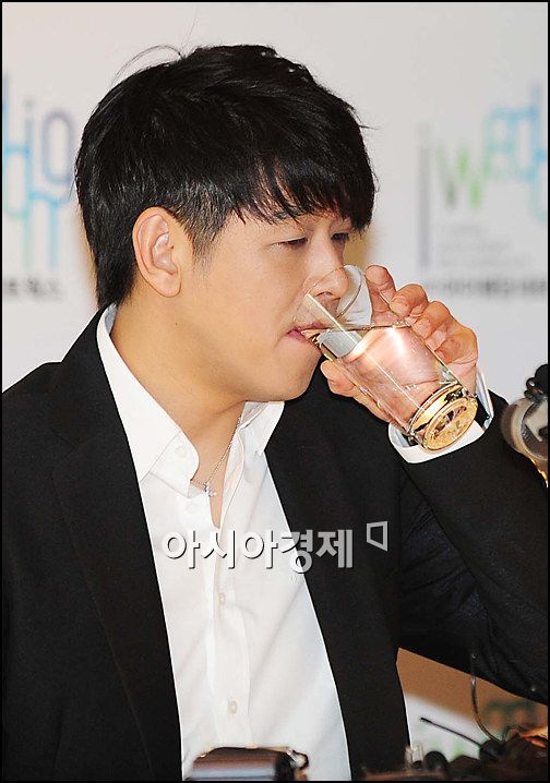 [포토]류시원 '결혼 기자회견, 긴장되네'