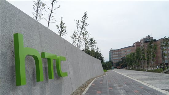 대만의 수도 타이페이에서 40분 떨어진 타오위안에 위치한 HTC 본사. 특색없는 콘크리트 건물들로 이뤄졌지만 전세계 스마트폰 업계에서는 혁신의 산실로 꼽힌다.  