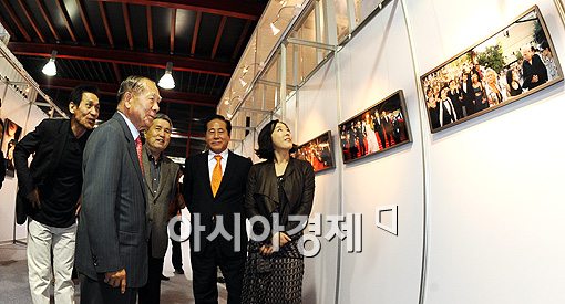 [포토]사진전 감상하는 김동호 집행위원장