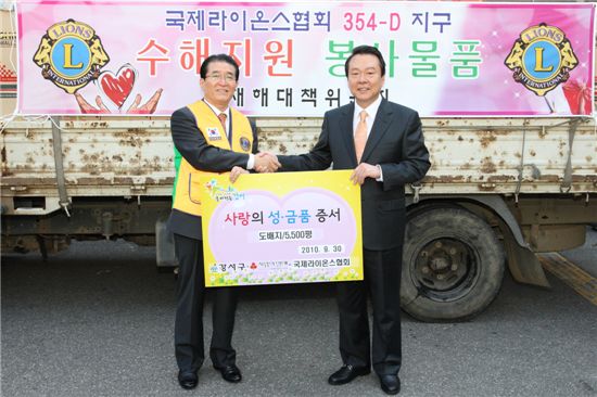 라이온스 354-D지구 회원(김홍조 총재 외 10명)들이 2000만원 상당 도배지 5500평을 후원했다.
