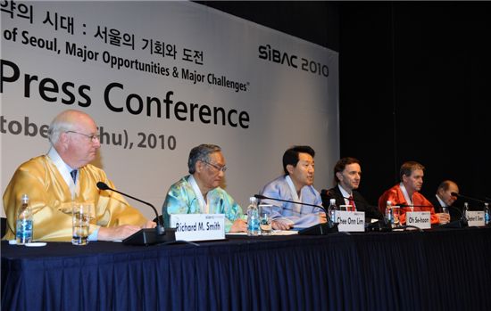 오세훈 서울시장이 개회식을 마치고 SIBAC의장단 자문역들과 기자회견을 갖고 있다.