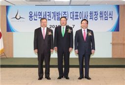 박해춘 용산역세권개발 회장(가운데)이 7일 오전 서울 광화문 사무실에서 열린 취임식에서 허준영 코레일 사장(왼쪽), 김기병 드림허브 대표(오른쪽)와 함께 기념촬영을 하고 있다. 