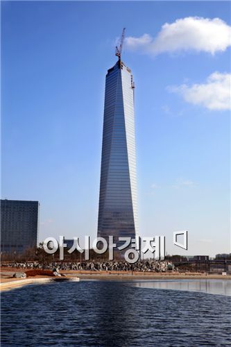 인천 송도국제도시내 짓고있는 국내 최고층 빌딩인 71층 동북아트레이드센터 전경. 
