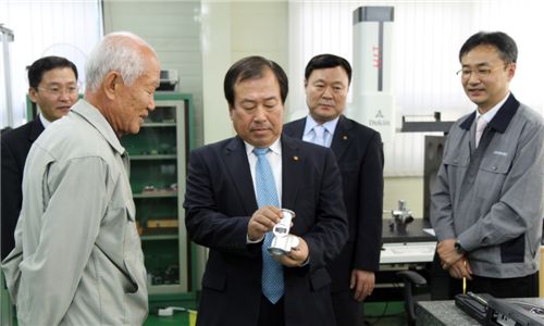 남영선 한화 사장이 협력사인 대아테크를 방문해 제품을 살펴보고 있다