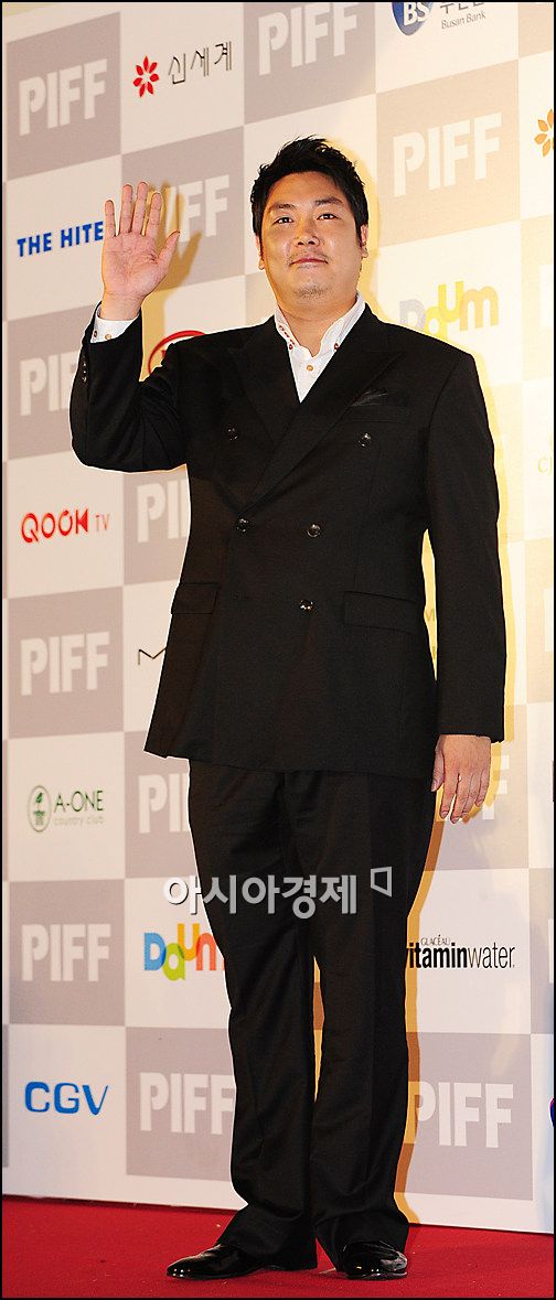 [포토]조진웅 '박수 좀 쳐주세요'