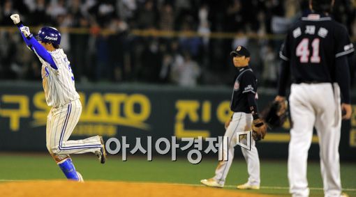 '역전스리런' 박한이 "홈런타구 뻗다가 멈춰 움찔했다"