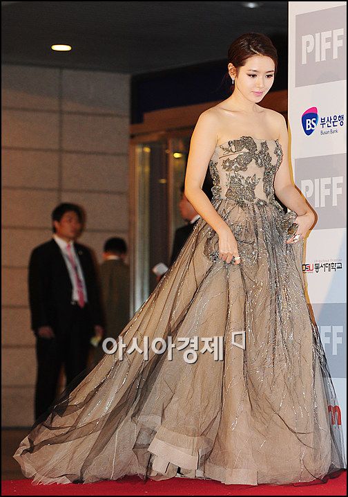 [포토]손예진 '드레스 밟을라, 조심조심'