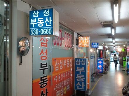 강남구 대치동에 위치한 한 상가 안 부동산 모습