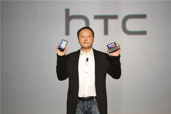 피터 초우 HTC CEO가 7일 대만 타이페이에서 열린 아시아지역 신제품 발표회에서 차세대 전략스마트폰인 '디자이어HD'(왼쪽)와 쿼티자판을 탑재한 보급형 모델인 '디자이어Z'를 공개하고 있다.