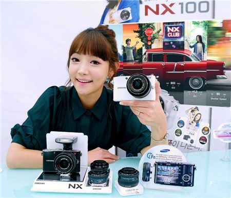 삼성전자가 8일 삼성NX100 국내 판매를 시작했다. 