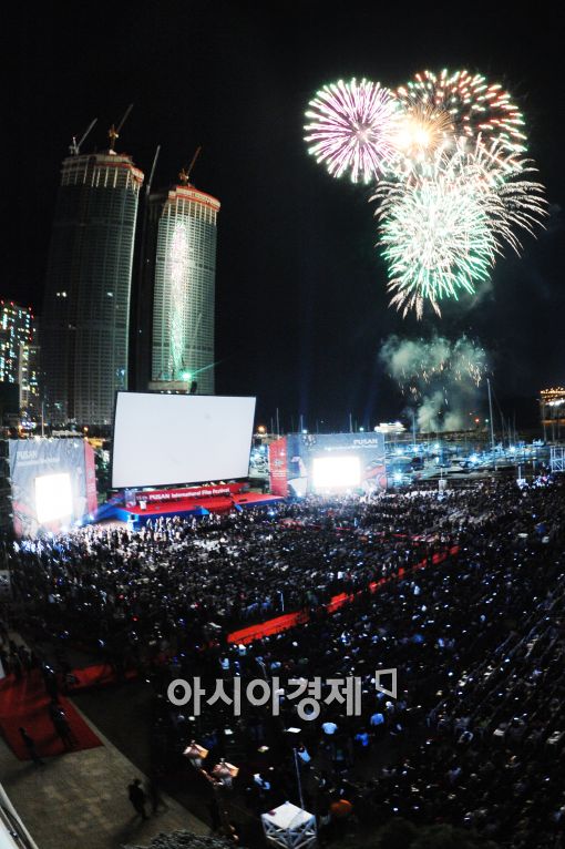 7일 오후 부산 해운대구 수영만 요트경기장에서 '제15회 부산국제영화제' 개막을 알리는 축포가 터지고 있다./부산=이기범 기자 metro83@