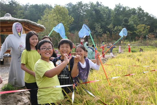 [포토]메뚜기 잠자리 잡고 즐거워하는 아이들