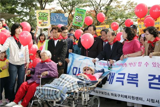 박홍섭 마포구청장이 제2회 치매걷기대회에서 어르신 휠체어를 밀고 있다. 