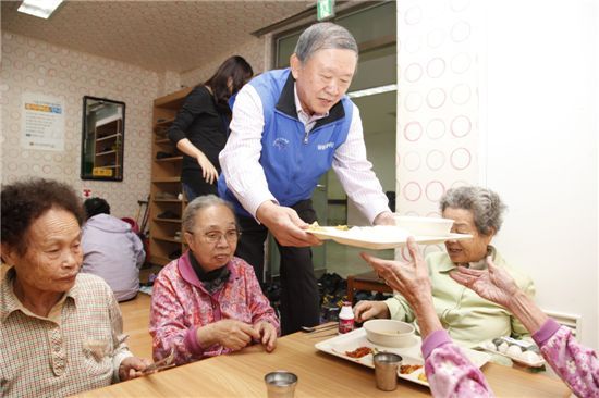 [포토]삼성 '자원봉사 대축제'.."어르신 맛있게 드세요"
