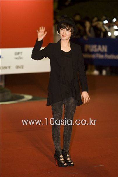 [PHOTO] Ku Hye-sun, Han Hye-jin walk PIFF red carpet