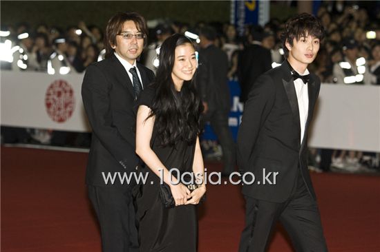 [PHOTO] Aoi Yu walks red carpet of Pusan film fest
